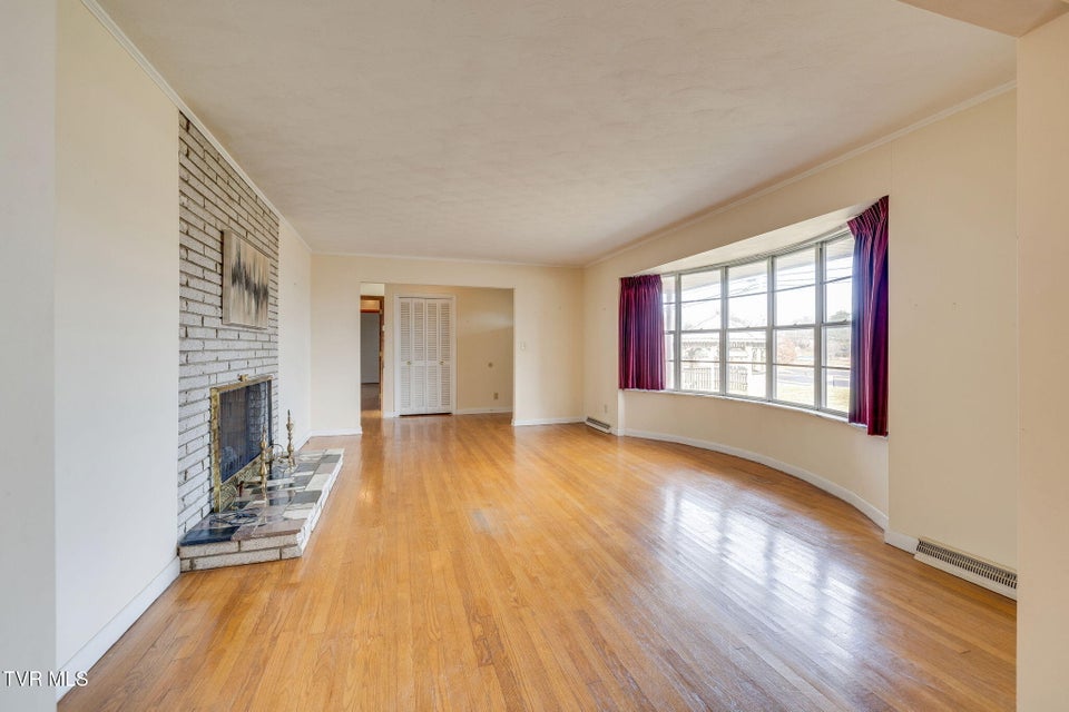 Photo #31: 1946 Buckingham Road