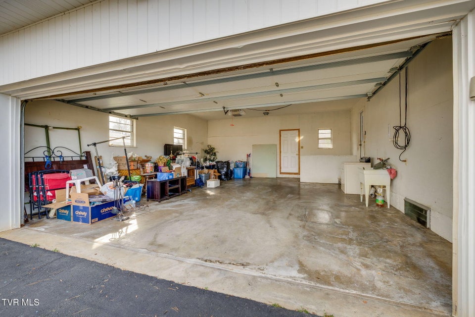 Photo #40: 1946 Buckingham Road