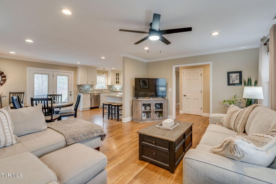 Photo #9: 515 Ravenwood Drive