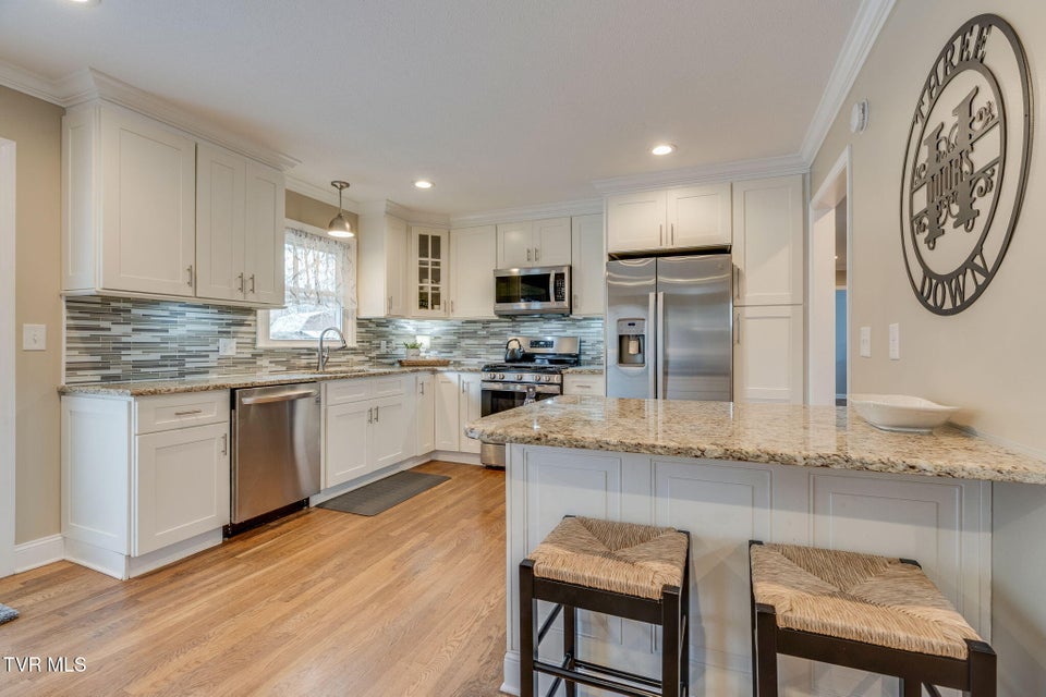 Photo #11: 515 Ravenwood Drive