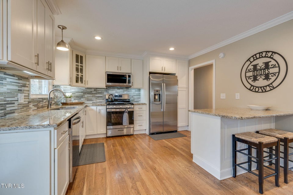 Photo #12: 515 Ravenwood Drive