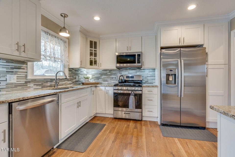 Photo #13: 515 Ravenwood Drive