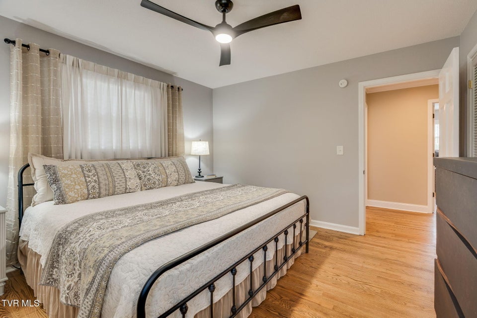 Photo #16: 515 Ravenwood Drive