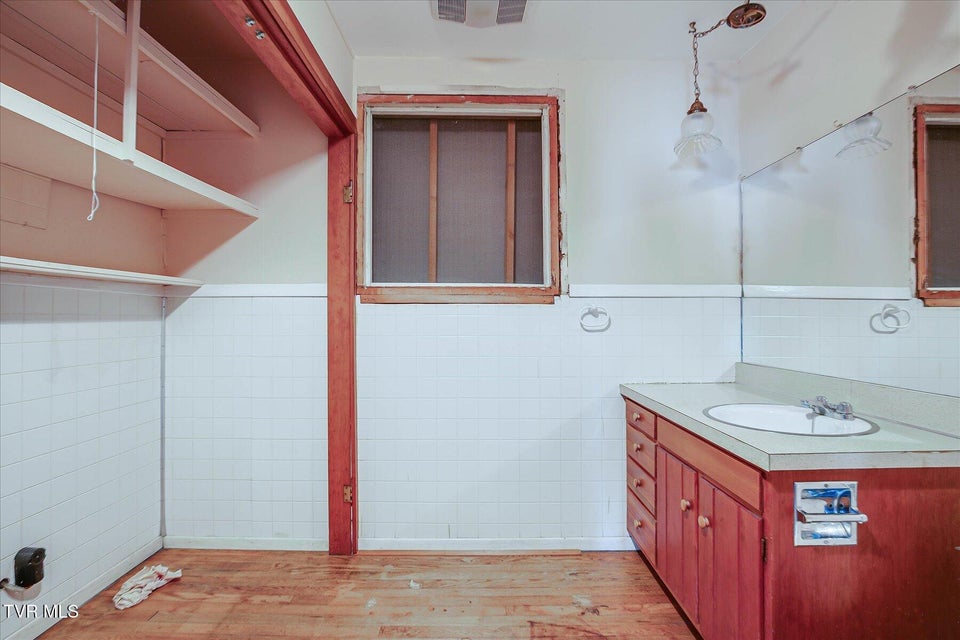 Photo #28: 454 Cedar Street