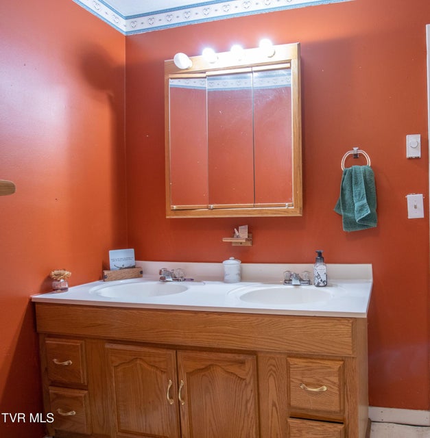 Photo #13: 152 Shaw Street