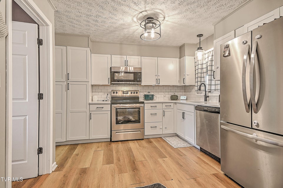 Photo #18: 441 Skyline Drive