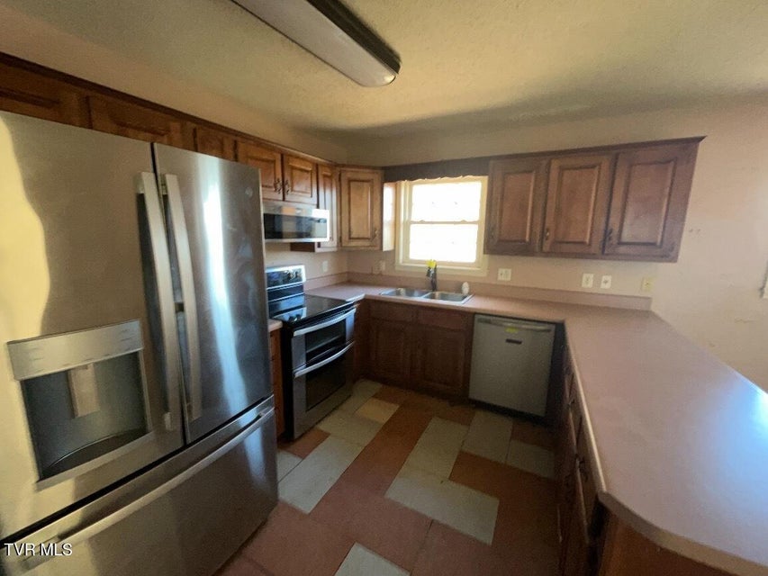 Photo #7: 333 Loretta Street