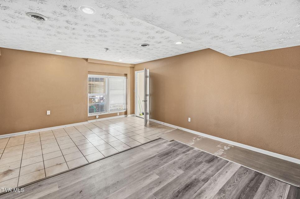 Photo #35: 8845 107 Cutoff 