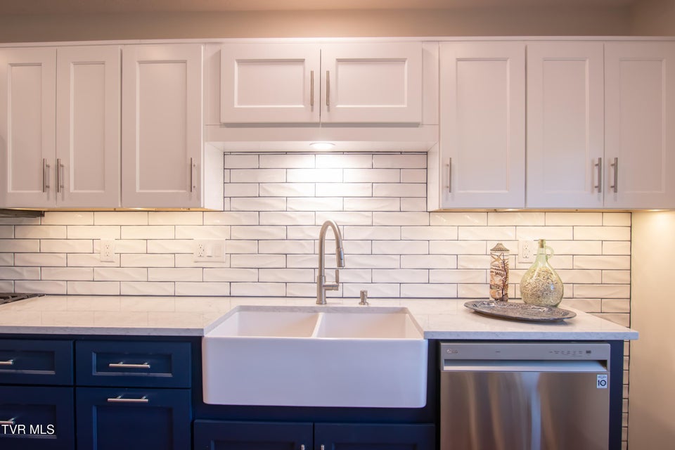 Photo #9: 420 Alexander Avenue