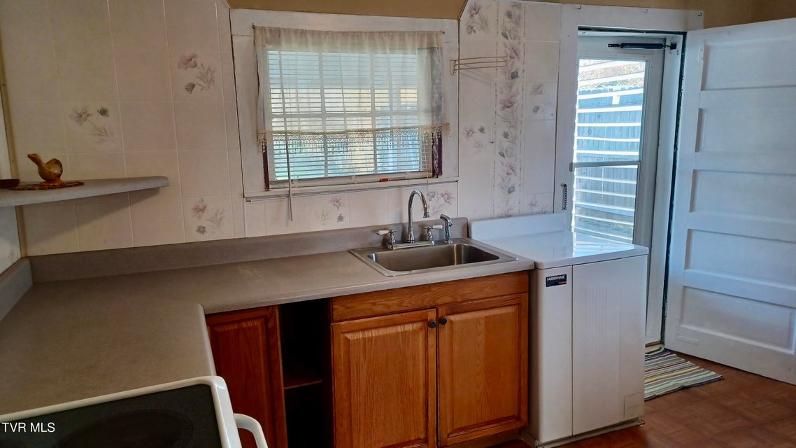 Photo #10: 209 Madison Street