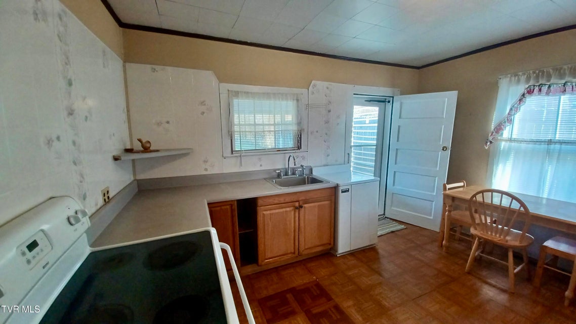 Photo #7: 209 Madison Street