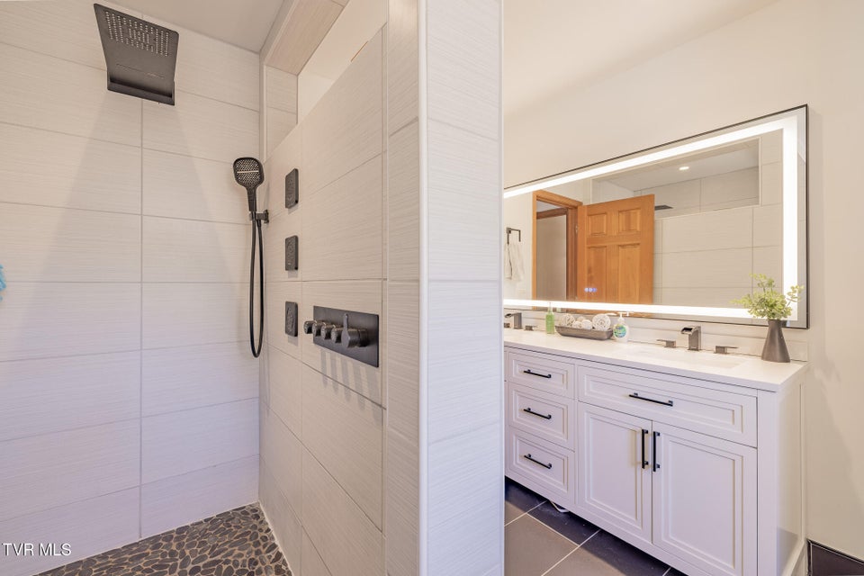 Photo #15: 1331 Bloomingdale Pike