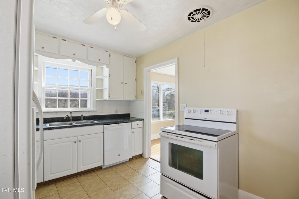 Photo #12: 1760 Jefferson Avenue