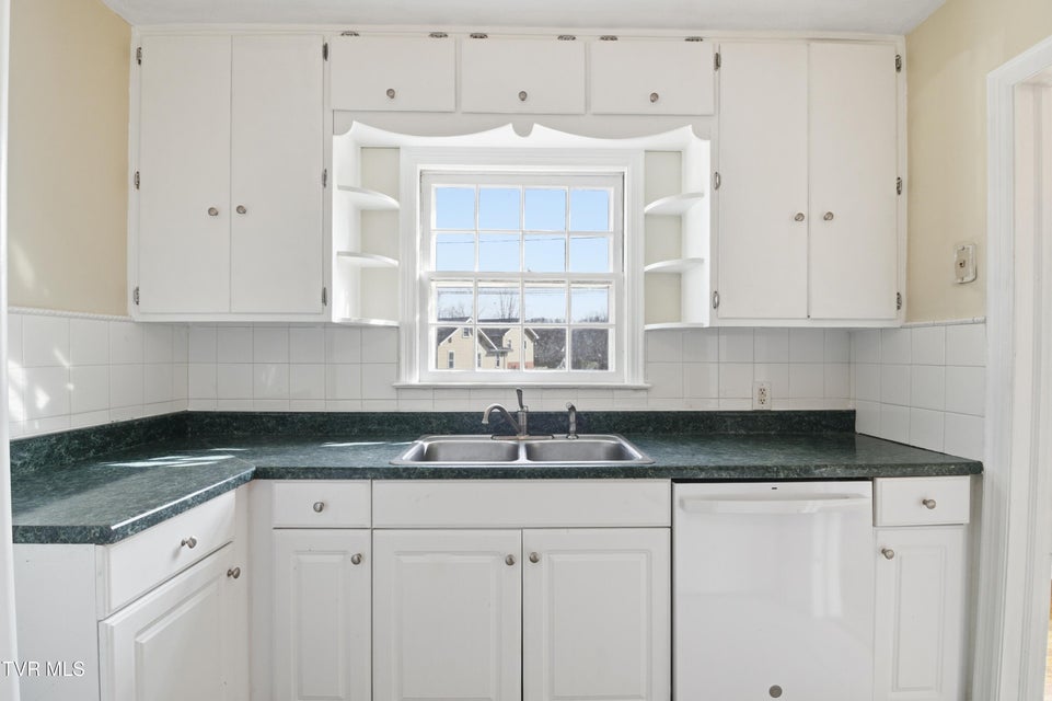 Photo #13: 1760 Jefferson Avenue