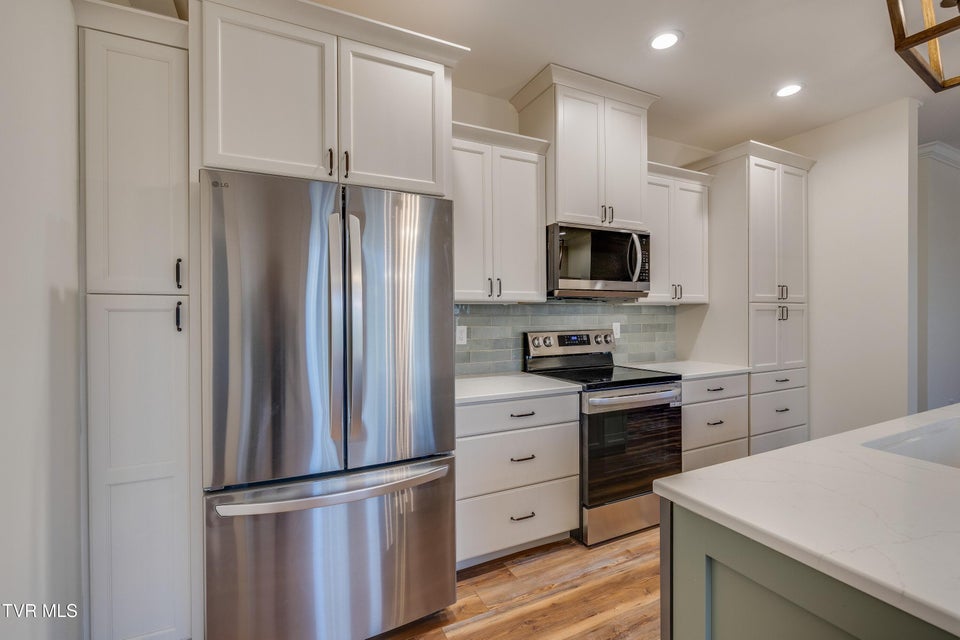 Photo #17: 50 Emperor Lane