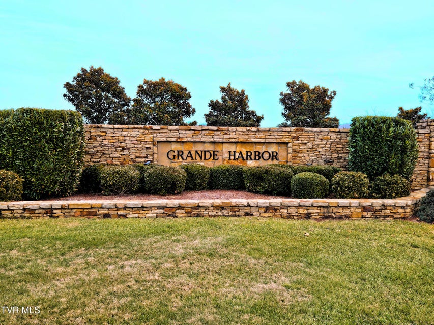 Photo #4: 208 Forest Ln N 