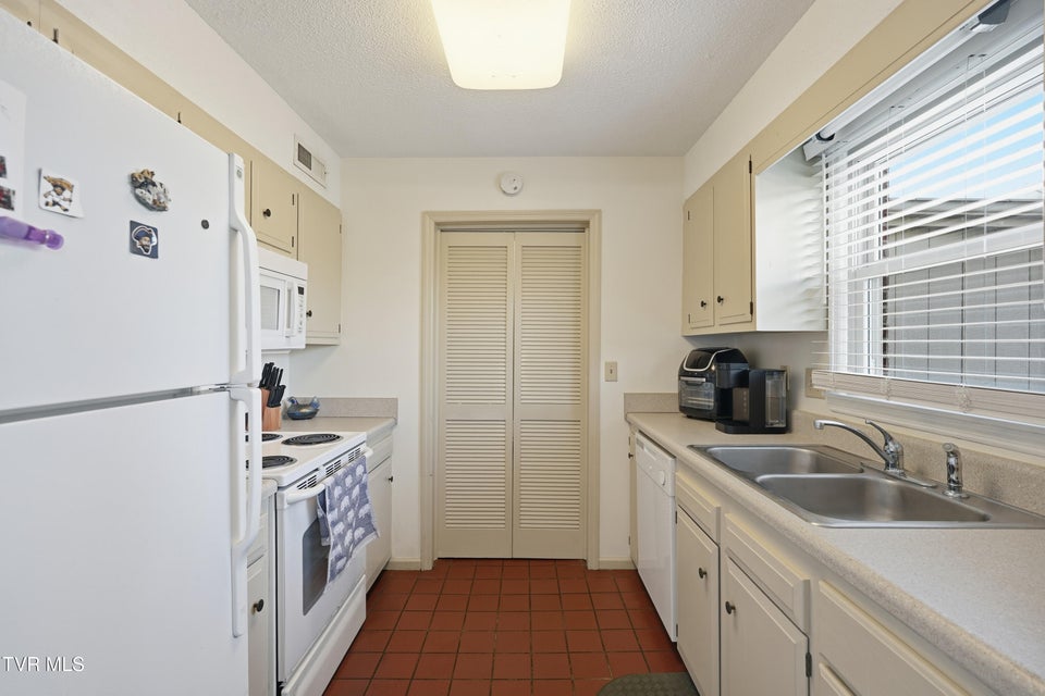 Photo #10: 1707 Lakeview Dr 