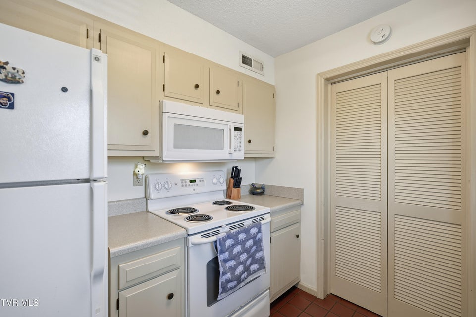 Photo #12: 1707 Lakeview Dr 