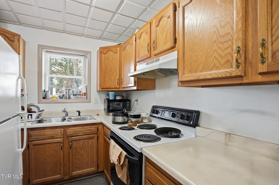 Photo #46: 528 Main Street