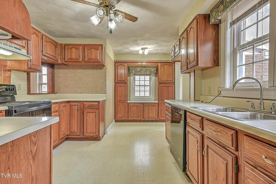 Photo #7: 818 Federal Street