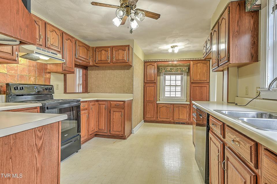 Photo #35: 818 Federal Street