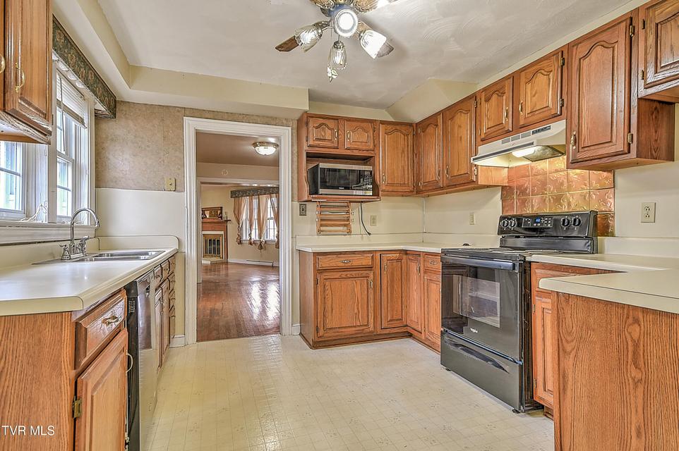 Photo #8: 818 Federal Street