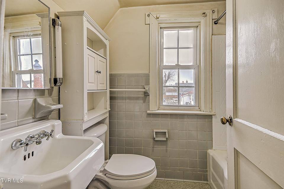 Photo #51: 818 Federal Street