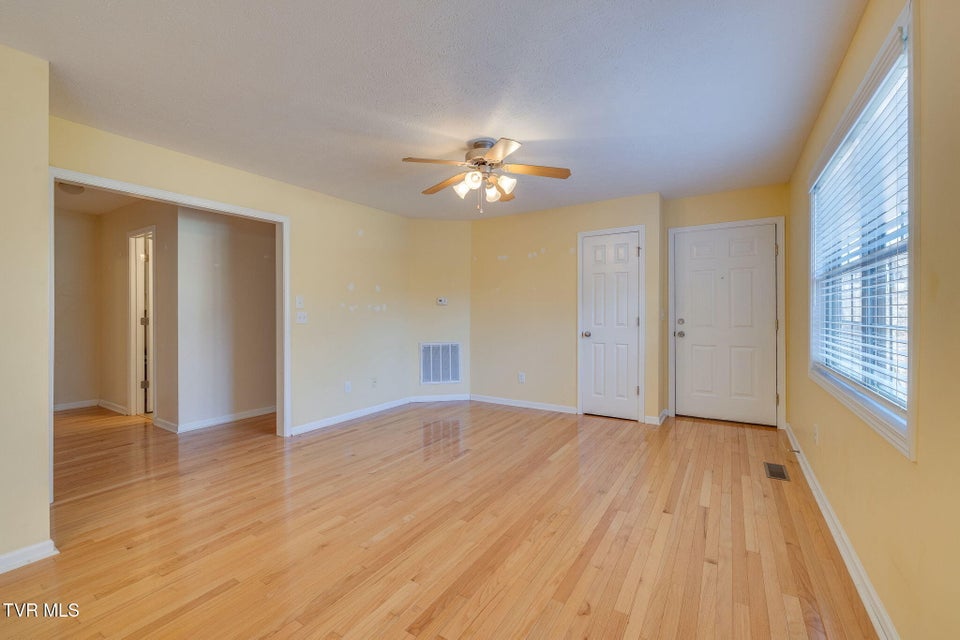 Photo #7: 518 Pilgrim Court