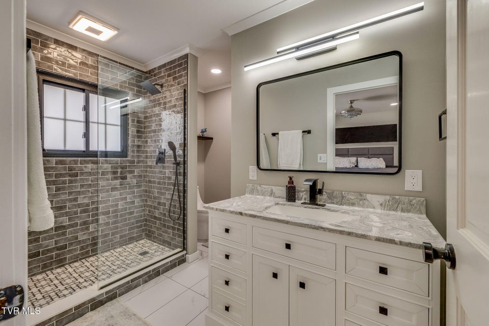 Photo #25: 204 Luttrell Street