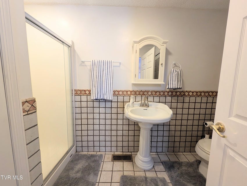 Photo #47: 1606 Valley View Drive