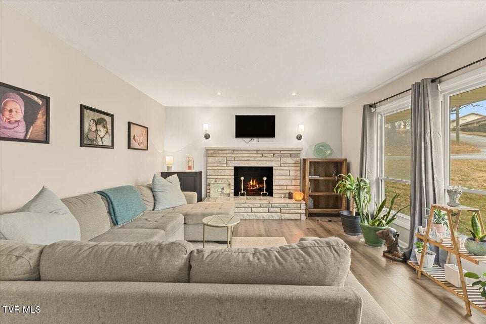 Photo #6: 204 Thompson Street