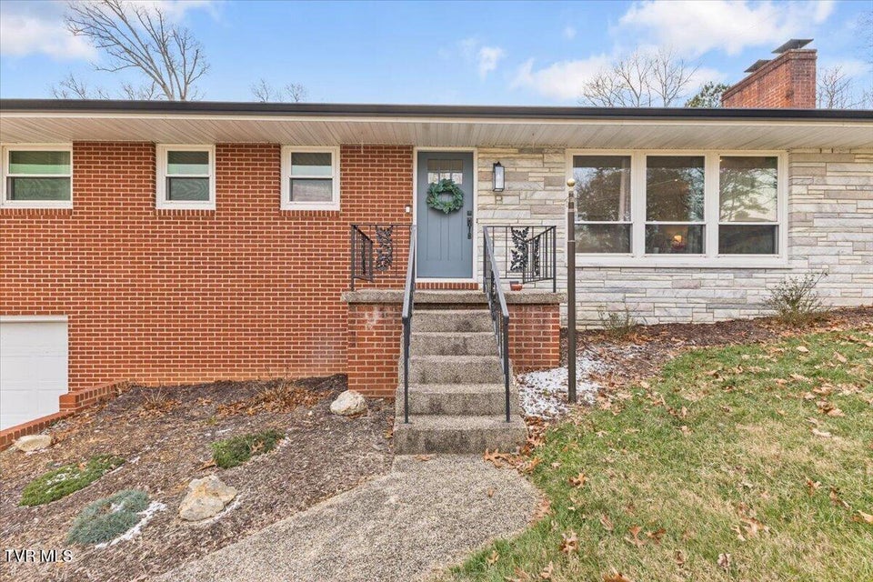 Photo #5: 204 Thompson Street