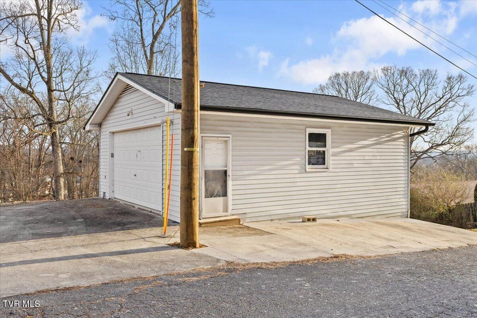 Photo #32: 204 Thompson Street