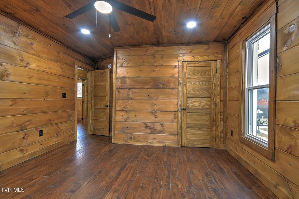 Photo #34: 138 Antique Street