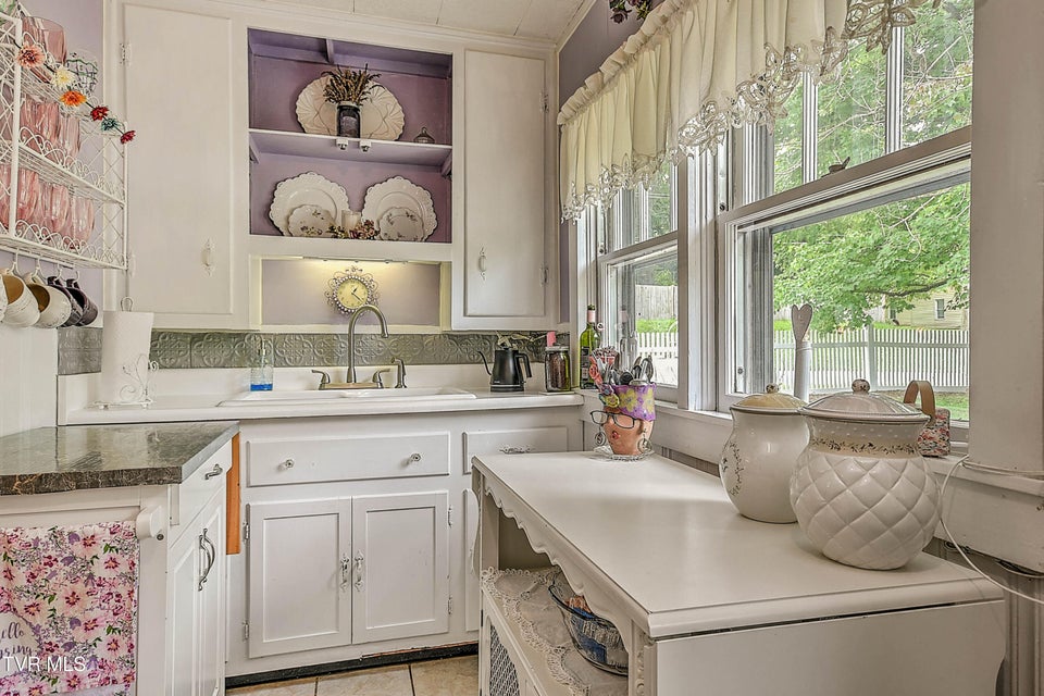 Photo #35: 1462 Georgia Avenue