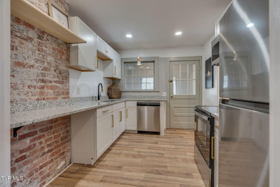 Photo #11: 213 Sullivan Street