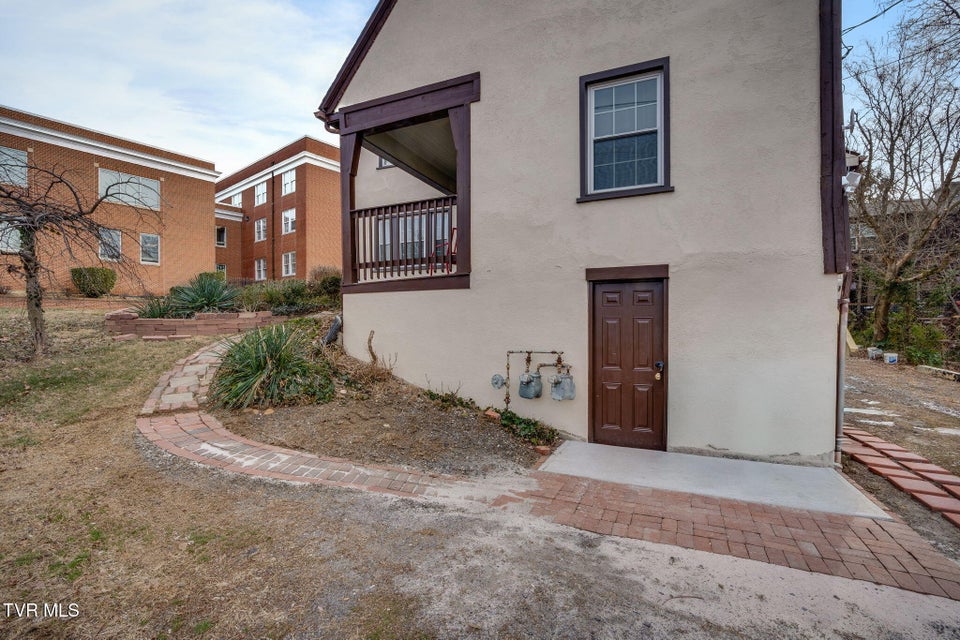 Photo #32: 213 Sullivan Street