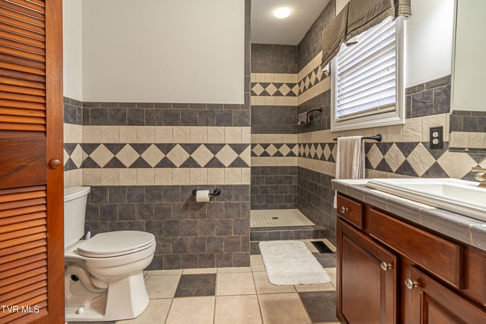 Photo #28: 625 Locust Street