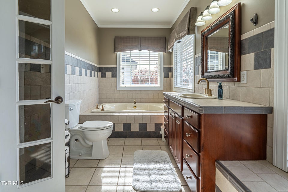 Photo #31: 625 Locust Street