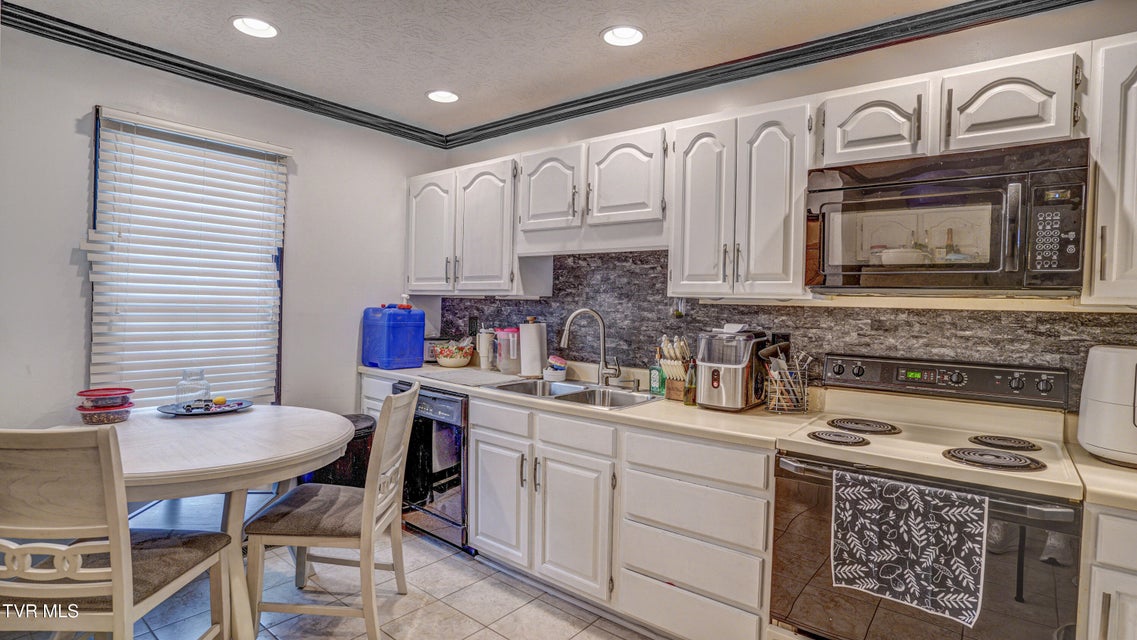 Photo #8: 865 Barclay Drive