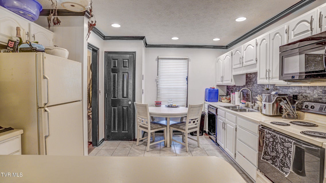 Photo #10: 865 Barclay Drive