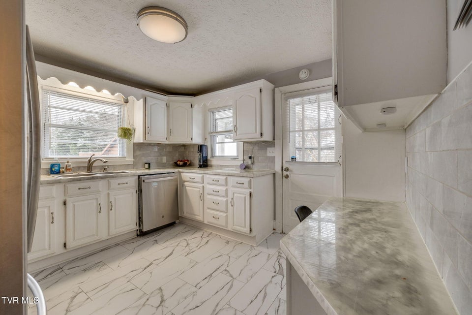 Photo #11: 910 Birch Street