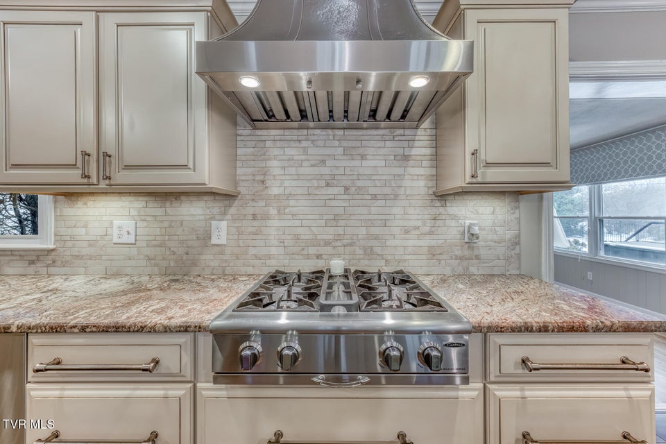 Photo #11: 605 Hillrise Boulevard