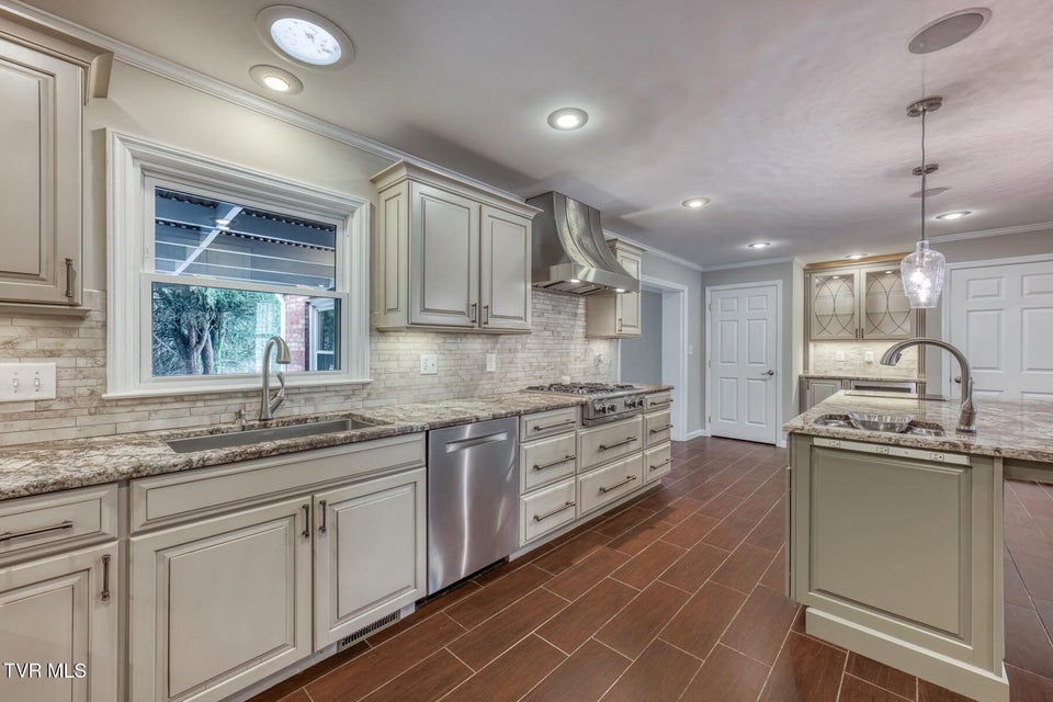 Photo #15: 605 Hillrise Boulevard