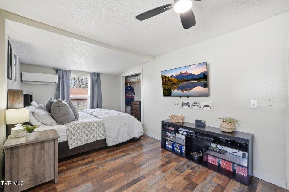 Photo #32: 502 Duke Street