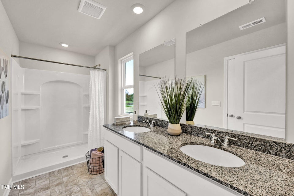 Photo #23: 214 Artist Avenue 