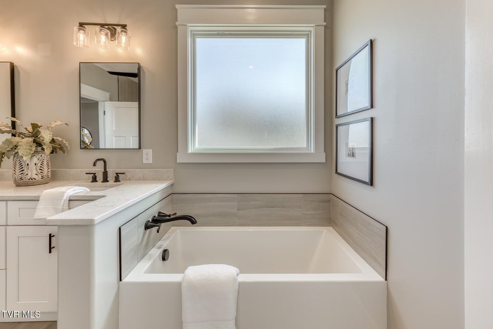 Photo #34: 3 Sweet Pea Terrace