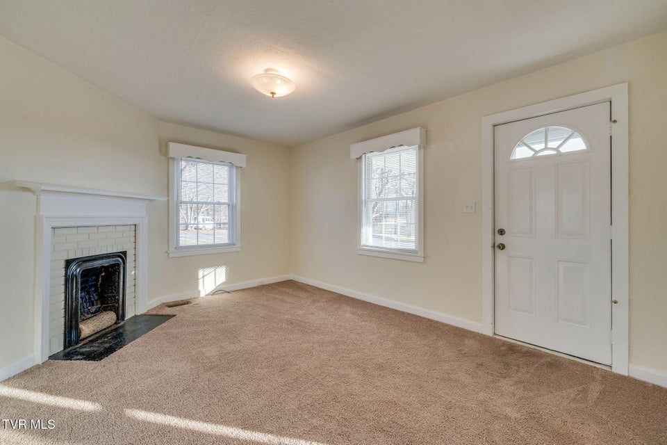 Photo #12: 810 Lamont Street