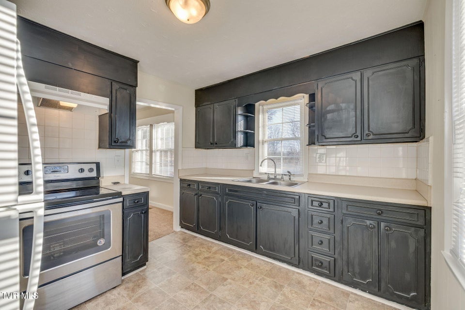 Photo #18: 810 Lamont Street