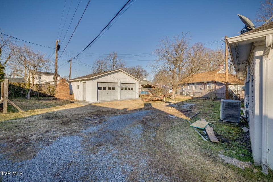 Photo #29: 810 Lamont Street